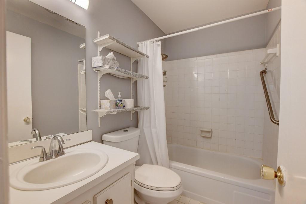 CRYSTAL LAKE - Residential