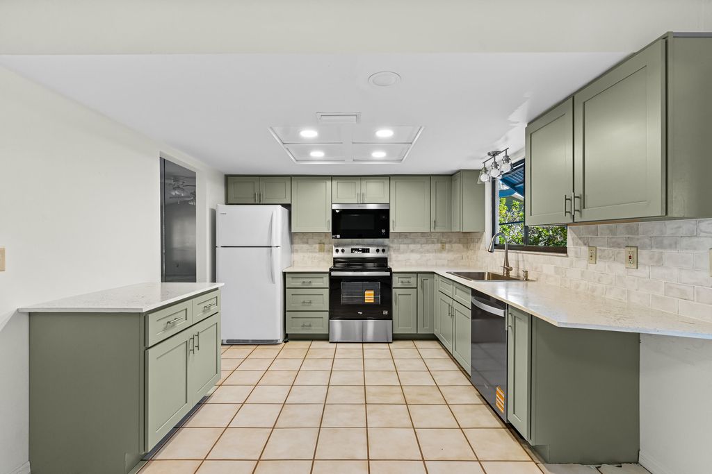 Photo of 975 4th Lane, Vero Beach, FL 32962 (MLS # B26028923)