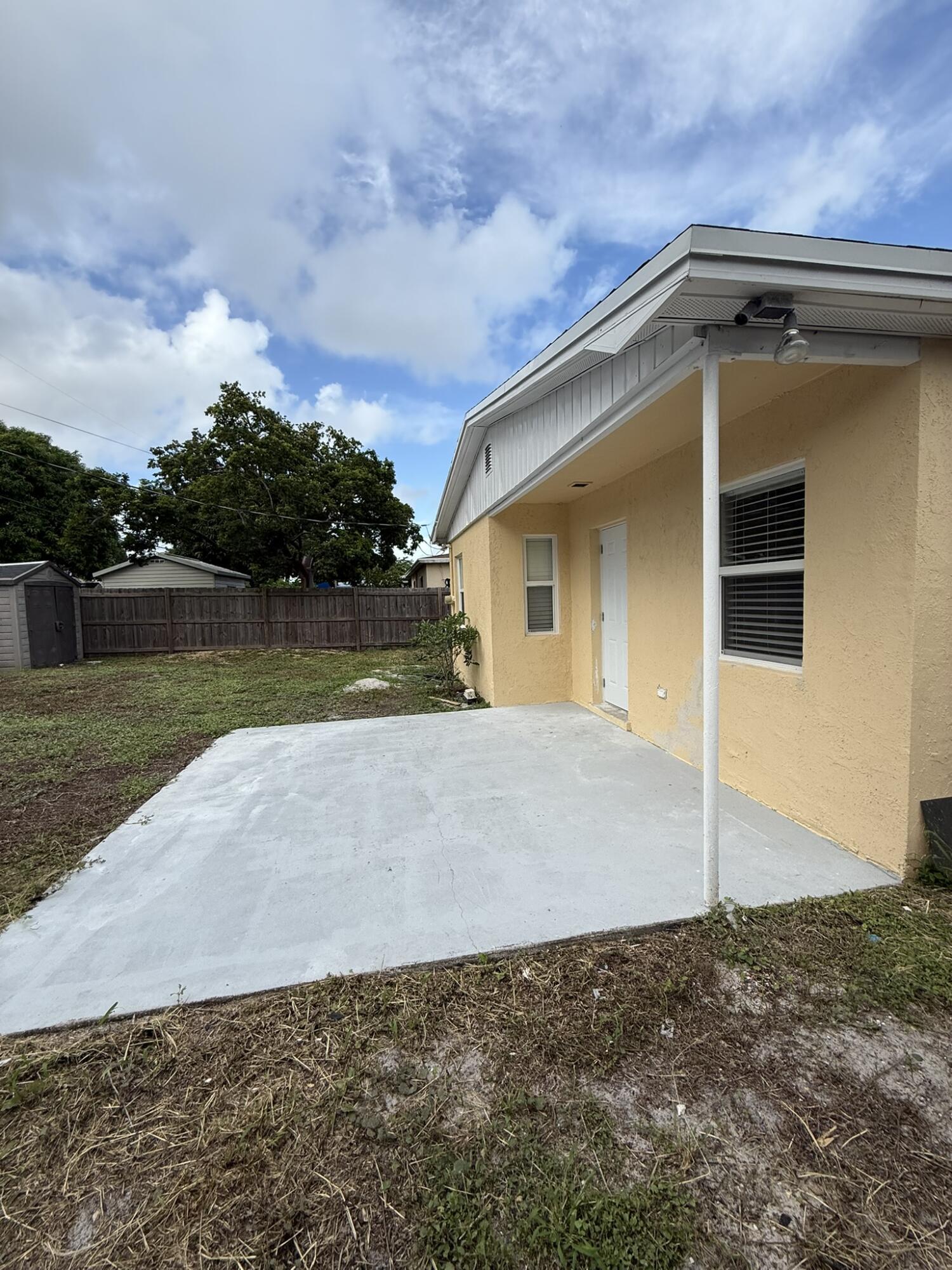 NORTH LAKE WORTH - Residential Lease