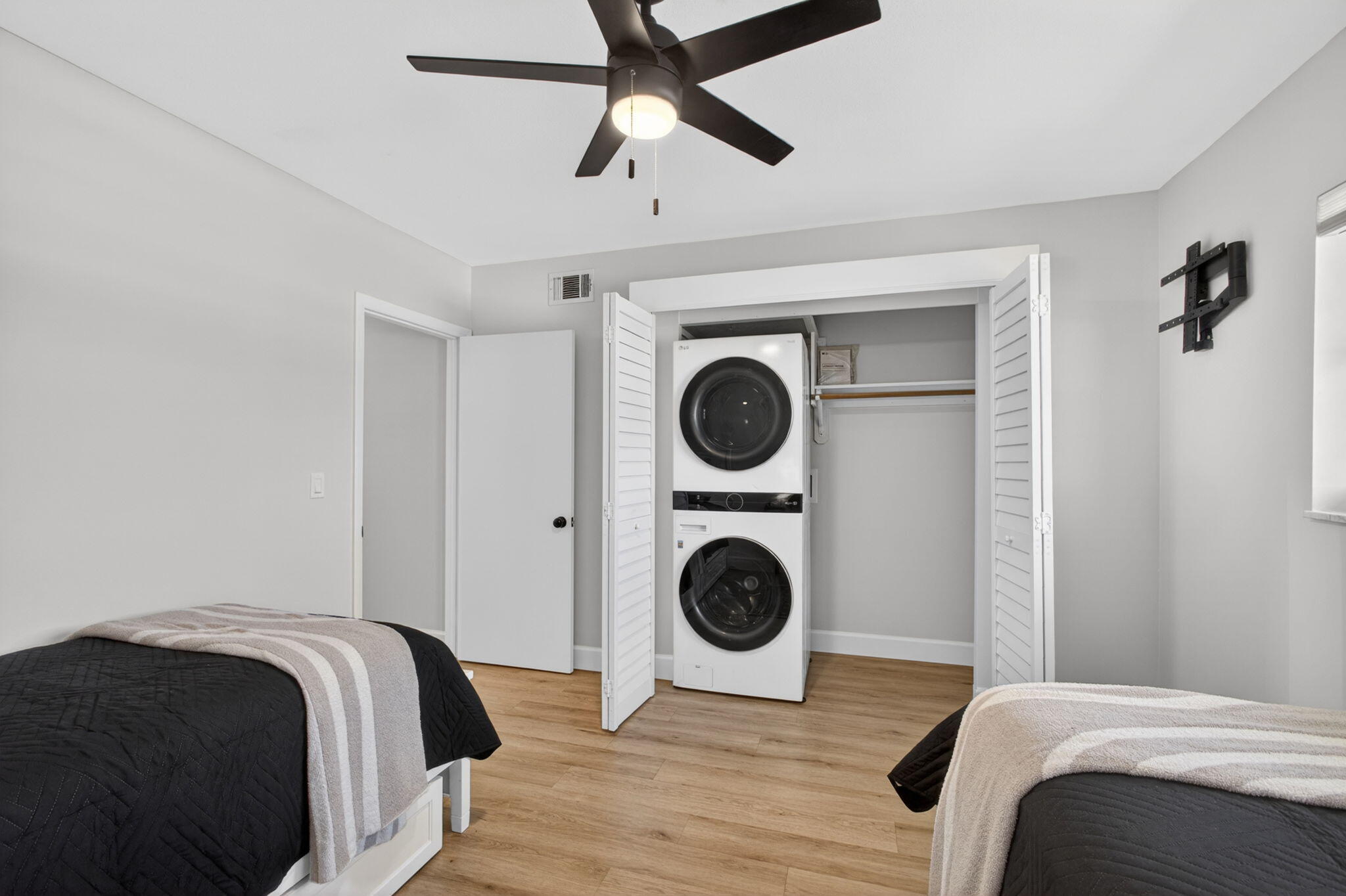 WINDSOR PARK SOUTH CONDOMINIUMS - Residential
