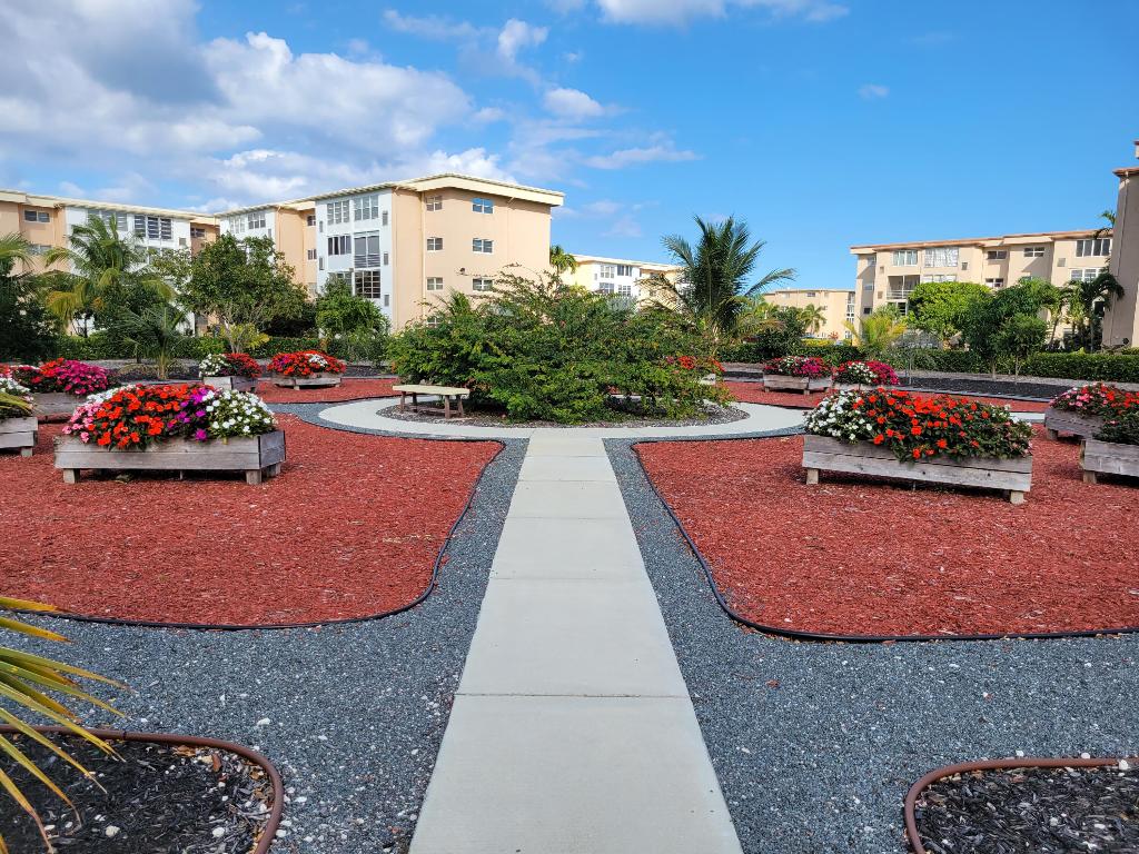 VILLAGE ROYALE GREENHILL CONDO - Residential