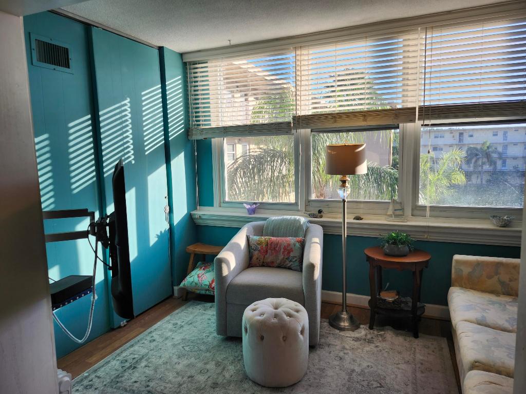 VILLAGE ROYALE GREENHILL CONDO - Residential