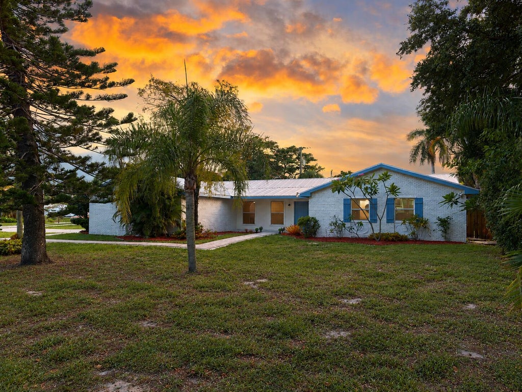 Photo of 296 SE Wentworth Drive, Stuart, FL 34996 (MLS # B26064361)
