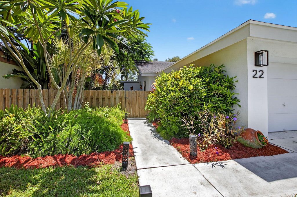 Photo of 22 Baytree Circle, Boynton Beach, FL 33436 (MLS # R11115546)