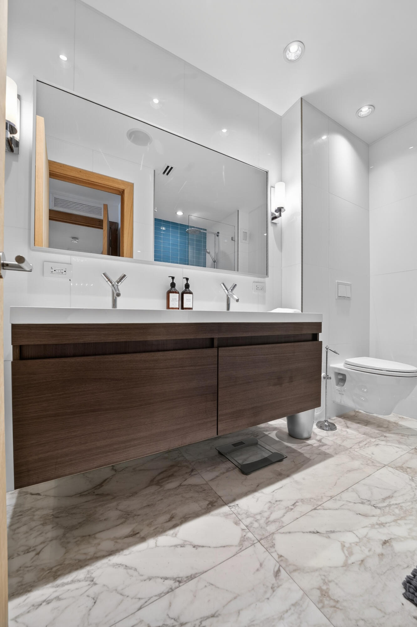 RONEY PALACE CONDO - Residential Lease