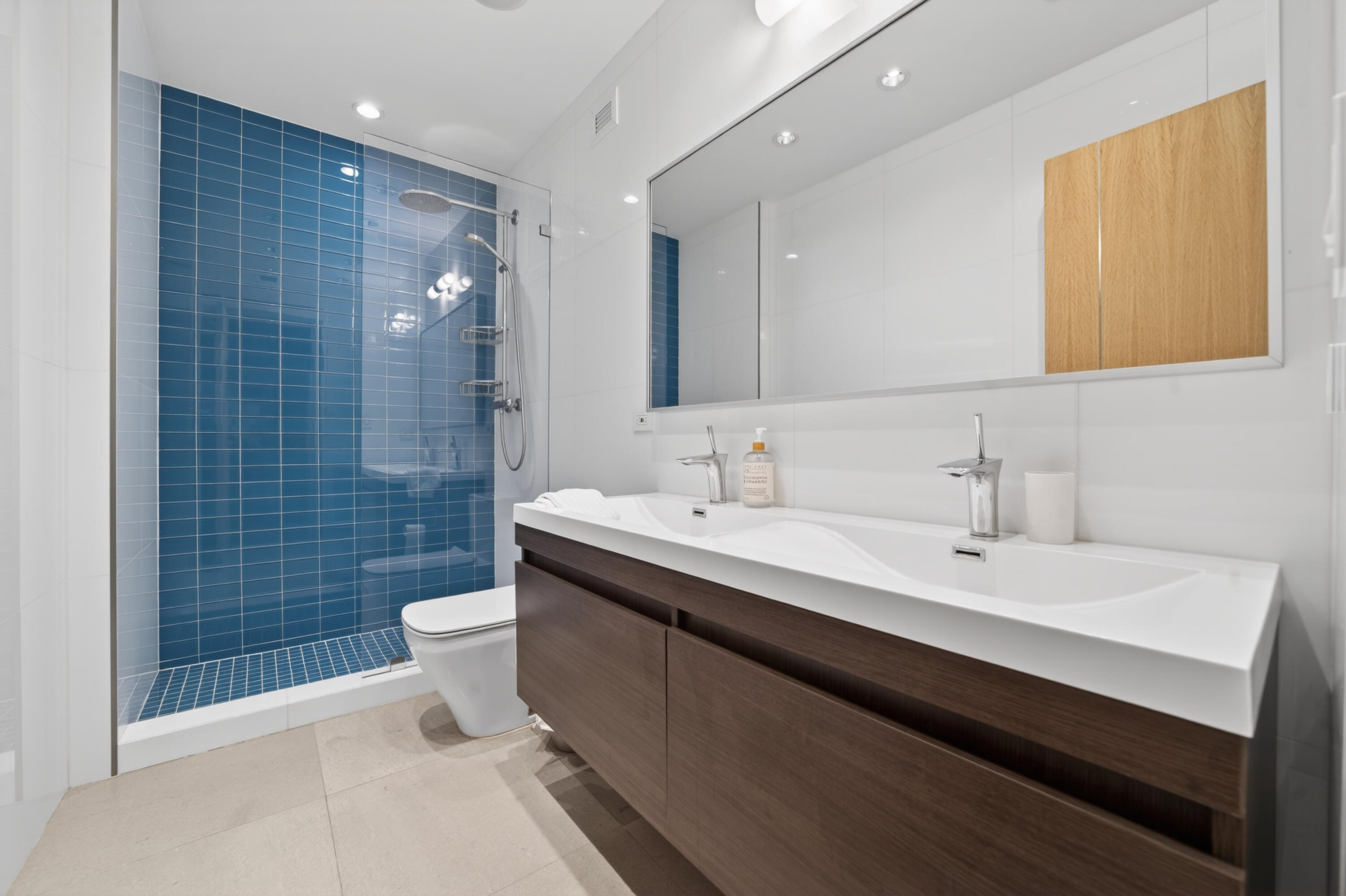 RONEY PALACE CONDO - Residential Lease