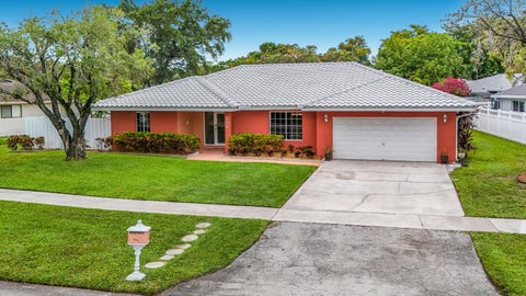 Tiny photo for 851 E Plantation Circle, Plantation, FL 33324 (MLS # B26040201)