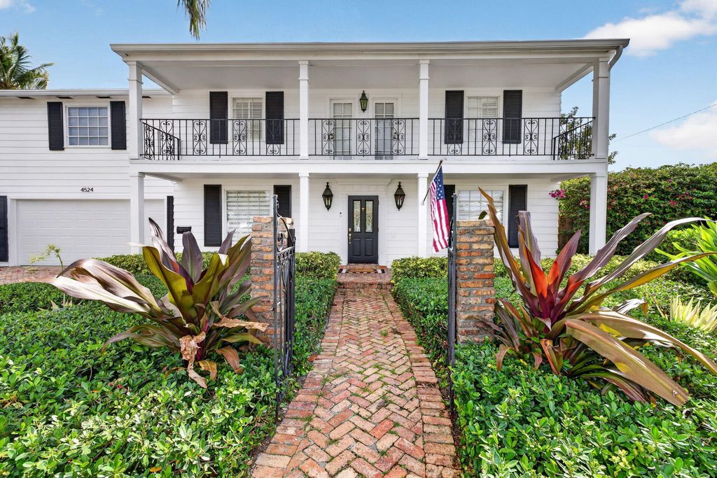 Photo of 4524 NE 22nd Road, Fort Lauderdale, FL 33308 (MLS # B26016550)