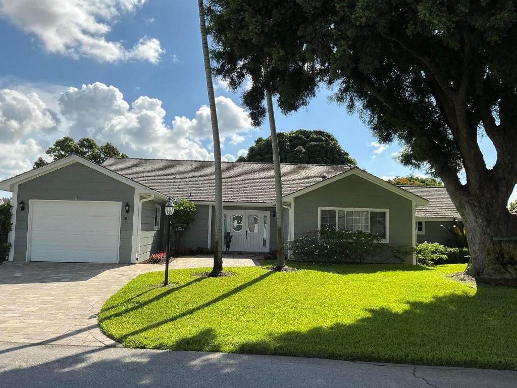 Photo of 18 Holly Drive, Boynton Beach, FL 33436 (MLS # R11107205)
