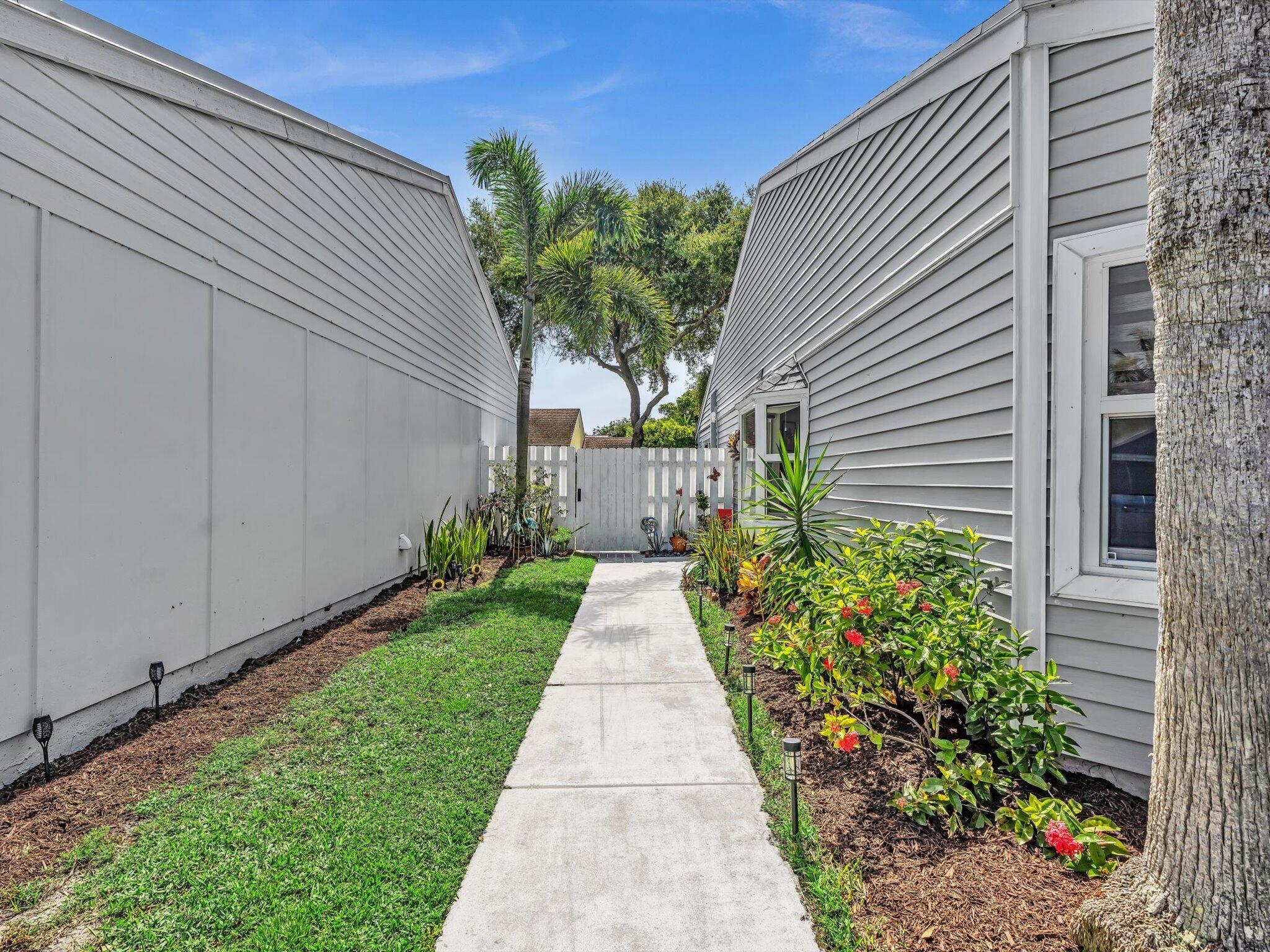 8 Hawthorne Lane
