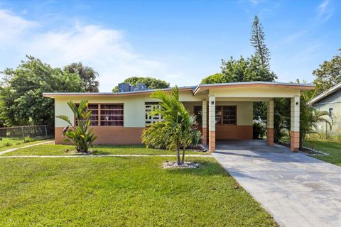 Photo of 301 N 31st St, Fort Pierce, FL 34947 (MLS # F10533627) Photo of 301 N 31st St, Fort Pierce, FL 34947 (MLS # F10533627)