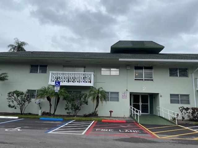 Plantation 's hidden Gem Condo. Beautiful upgraded 1/1 first Floor condo with balcony view of pool area .Large bedroom with walk-in closet and original vanity area. Freshly painted. Ceramic floor. Excellent Location; near highways, hospitals, shops.2 pools, barbecue area. Common Laundry. No pets allowed.