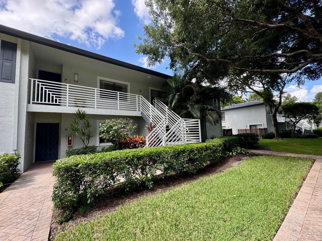 Photo of 9 Southport Lane #H, Boynton Beach, FL 33436 (MLS # R11023960)