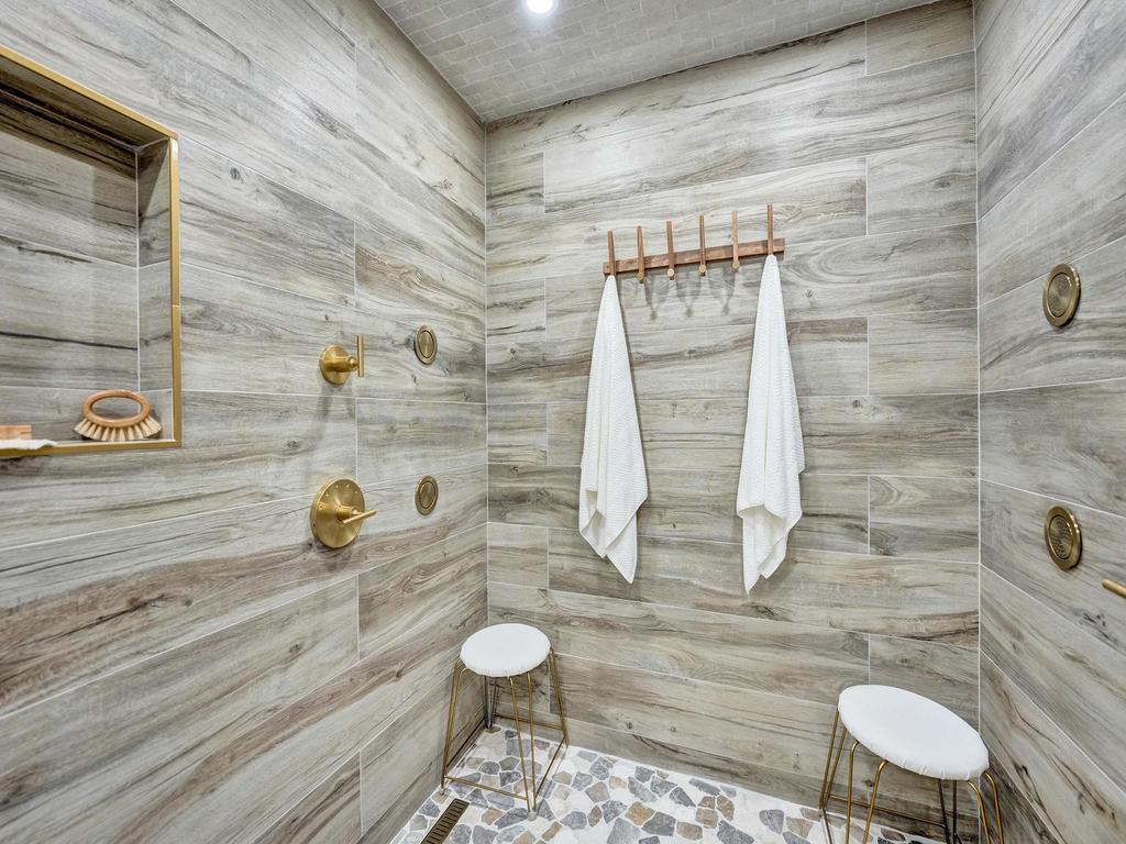 LAKE COVE IN - Residential Lease