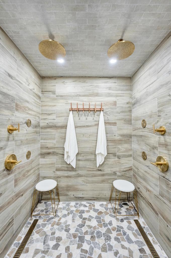 LAKE COVE IN - Residential Lease