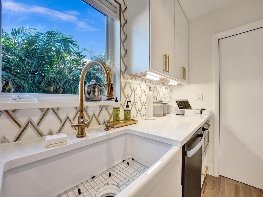 LAKE COVE IN - Residential Lease