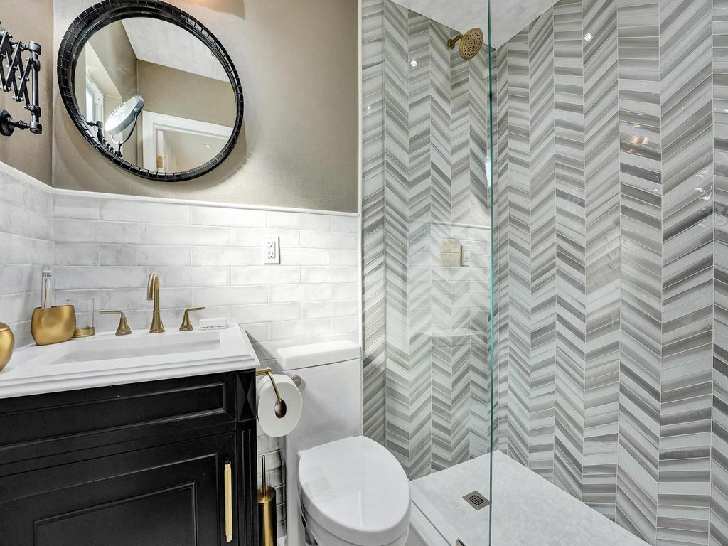 LAKE COVE IN - Residential Lease