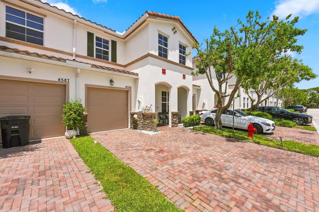 Photo of 4585 Tara Cove Way, West Palm Beach, FL 33417 (MLS # B26066740)