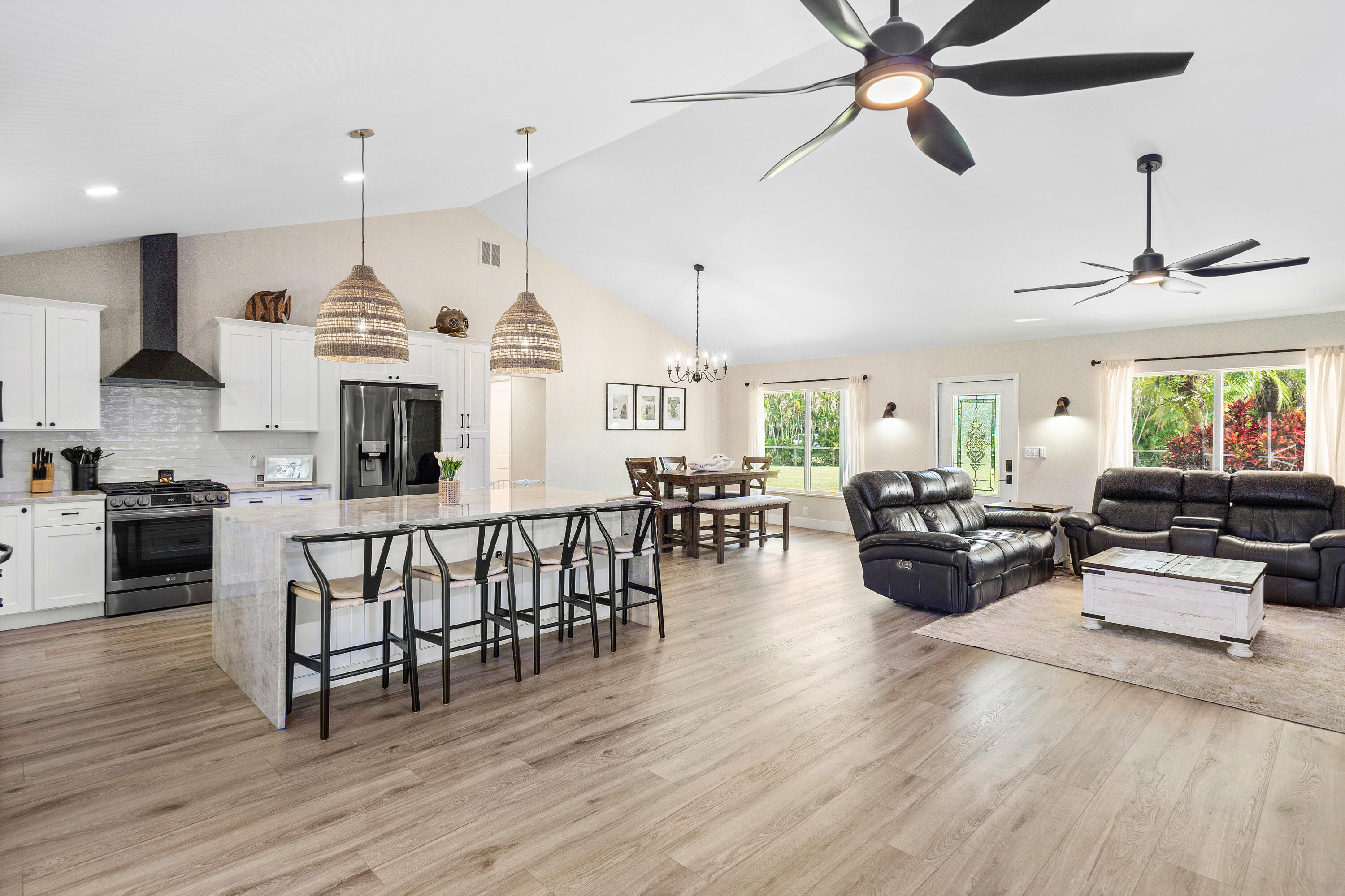 LAWN LAKE - Residential