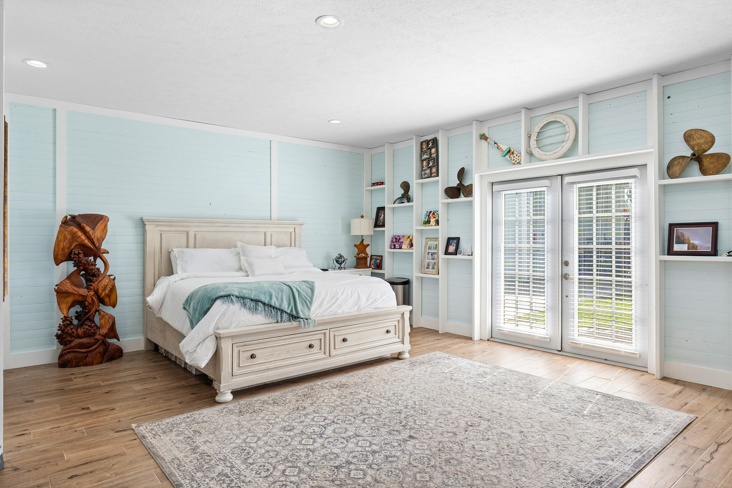 LAWN LAKE - Residential