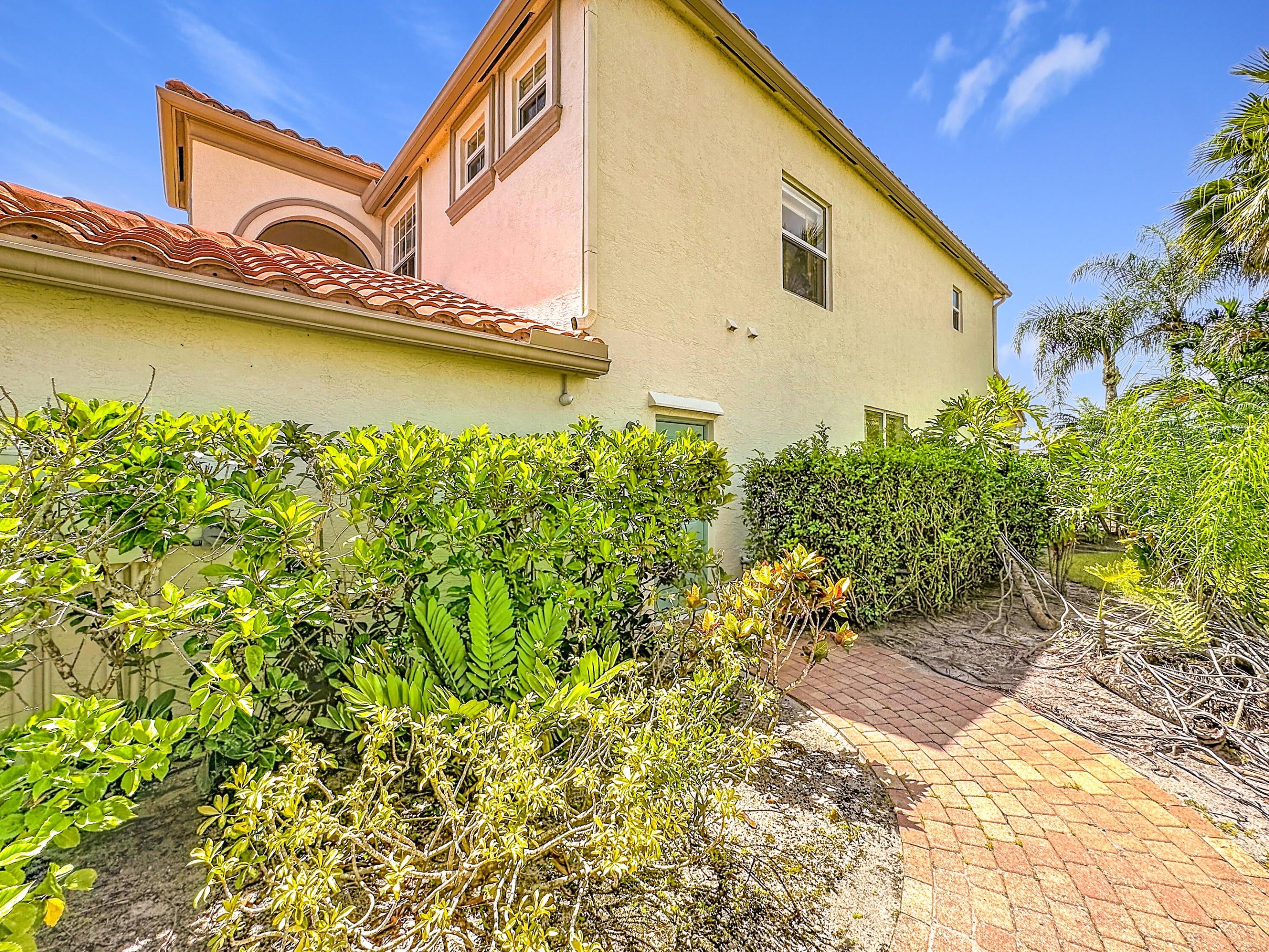 11251 SW Springtree Terrace