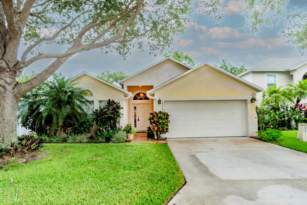 Photo of 2559 12th Square SW, Vero Beach, FL 32968 (MLS # R11105003)