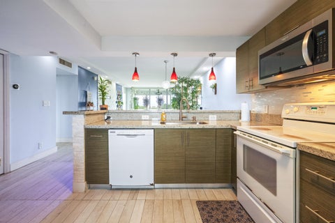 Tiny photo for 575 Oaks Lane #708, Pompano Beach, FL 33069 (MLS # B26086378)