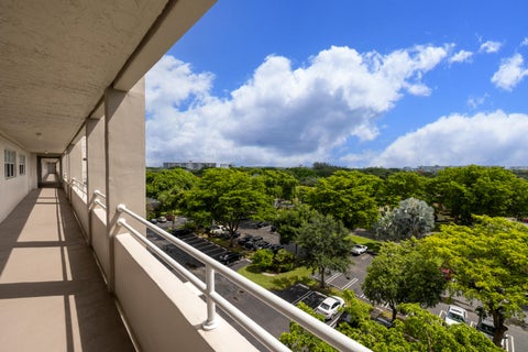Tiny photo for 575 Oaks Lane #708, Pompano Beach, FL 33069 (MLS # B26086378)