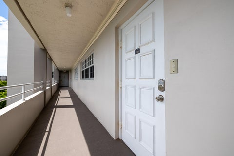 Tiny photo for 575 Oaks Lane #708, Pompano Beach, FL 33069 (MLS # B26086378)