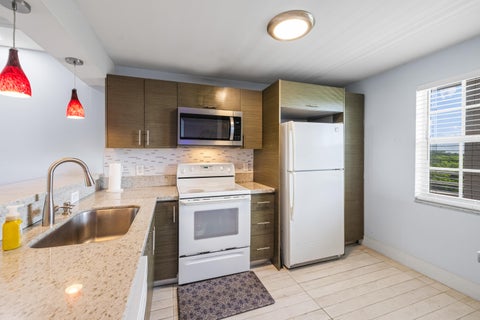 Tiny photo for 575 Oaks Lane #708, Pompano Beach, FL 33069 (MLS # B26086378)