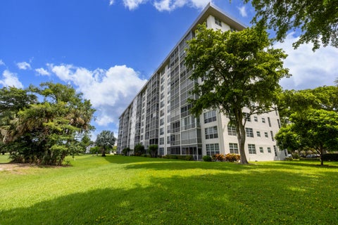 Tiny photo for 575 Oaks Lane #708, Pompano Beach, FL 33069 (MLS # B26086378)