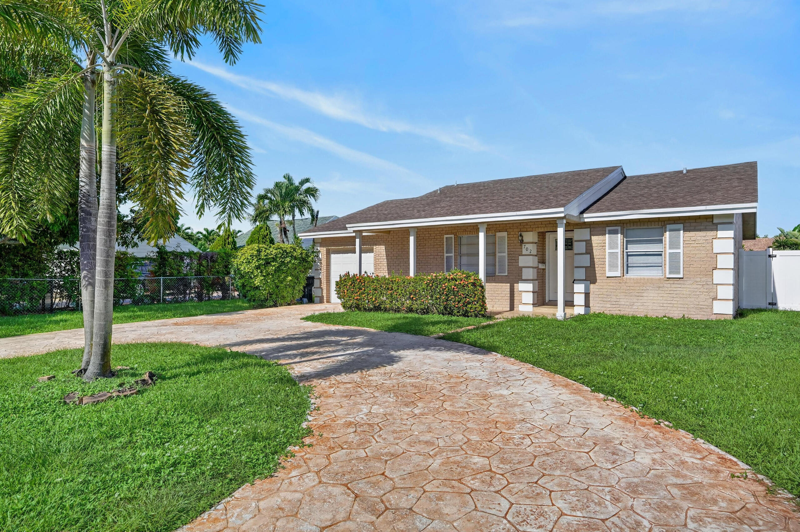 702 PLACE TAVANT