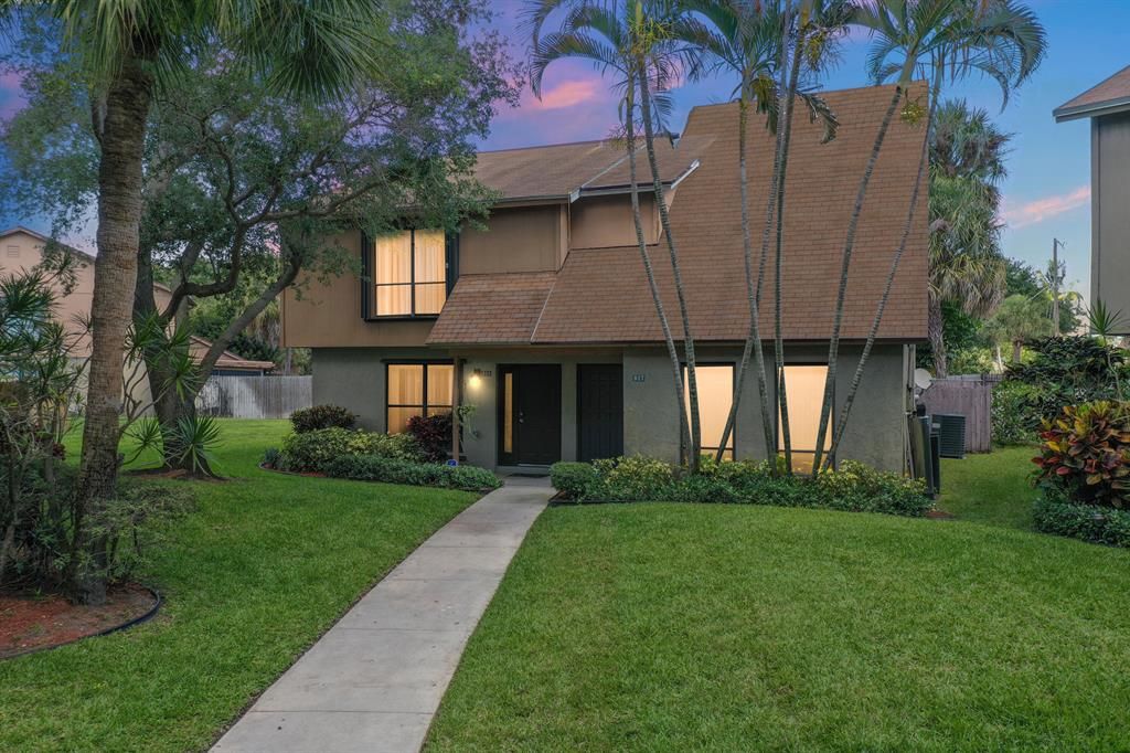 Photo of 818 Sandtree Drive, Palm Beach Gardens, FL 33403 (MLS # R10881404)