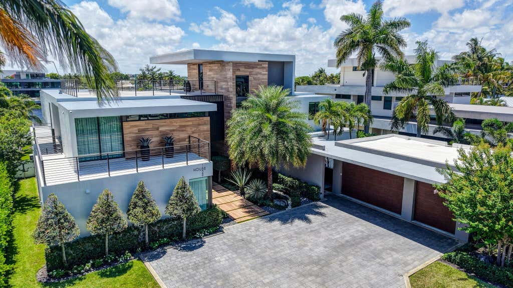 Photo of 1529 Middle River Drive, Fort Lauderdale, FL 33304 (MLS # B26040724)