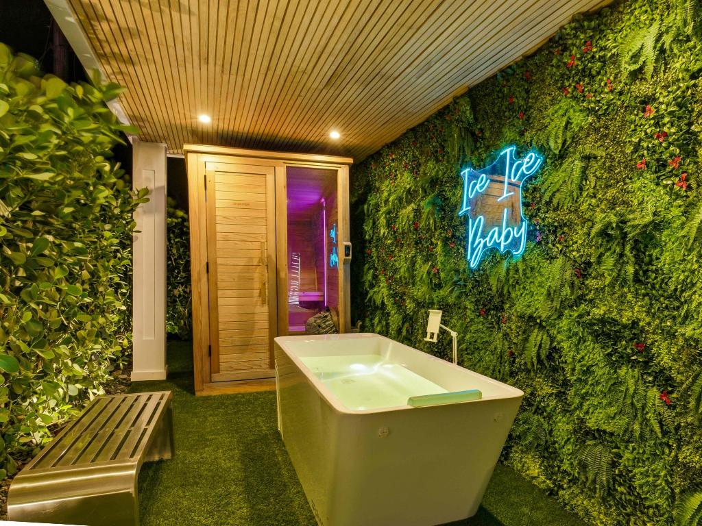 SEACREST PARK - Residential Lease