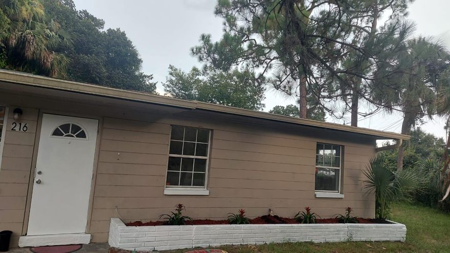 Check out this 3 bedroom/1 bathroom home.. Vinyl and tile flooring! Solidly maintained fenced corner property
and located in an up and coming area with street lights, newer utilities and a Neighborhood Watch service. 8
minutes to downtown Fort Myers, and 35-40 minutes to the beach. Great neighbors, quiet neighborhood, clean
lot.. A comfortable place ready to be called home!