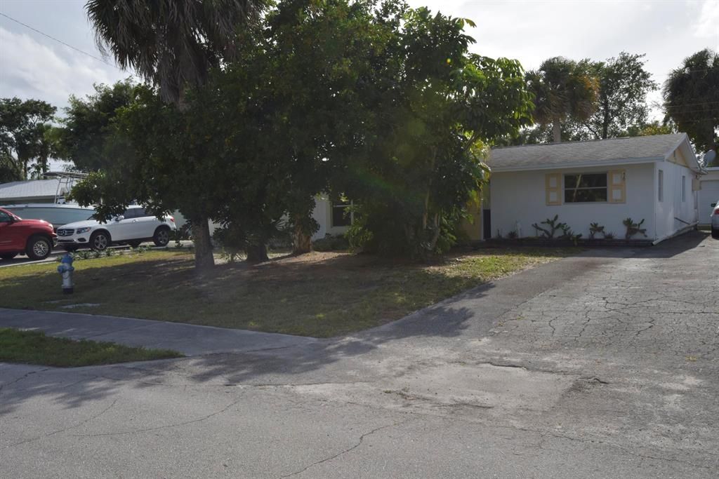 Photo of 420 SE Parkway Drive, Stuart, FL 34996 (MLS # R10791773)