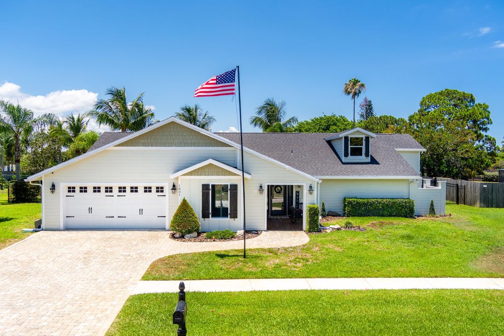 Photo of 1831 SE Boma Avenue, Port Saint Lucie, FL 34952 (MLS # R10994134)