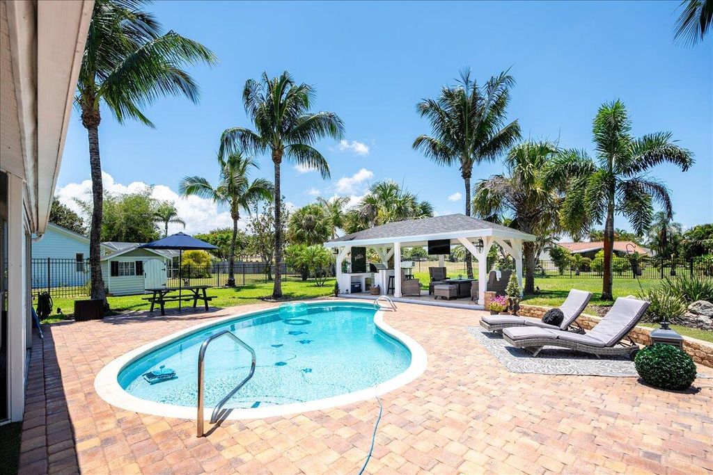 Photo of 1831 SE Boma Avenue, Port Saint Lucie, FL 34952 (MLS # R10994134)