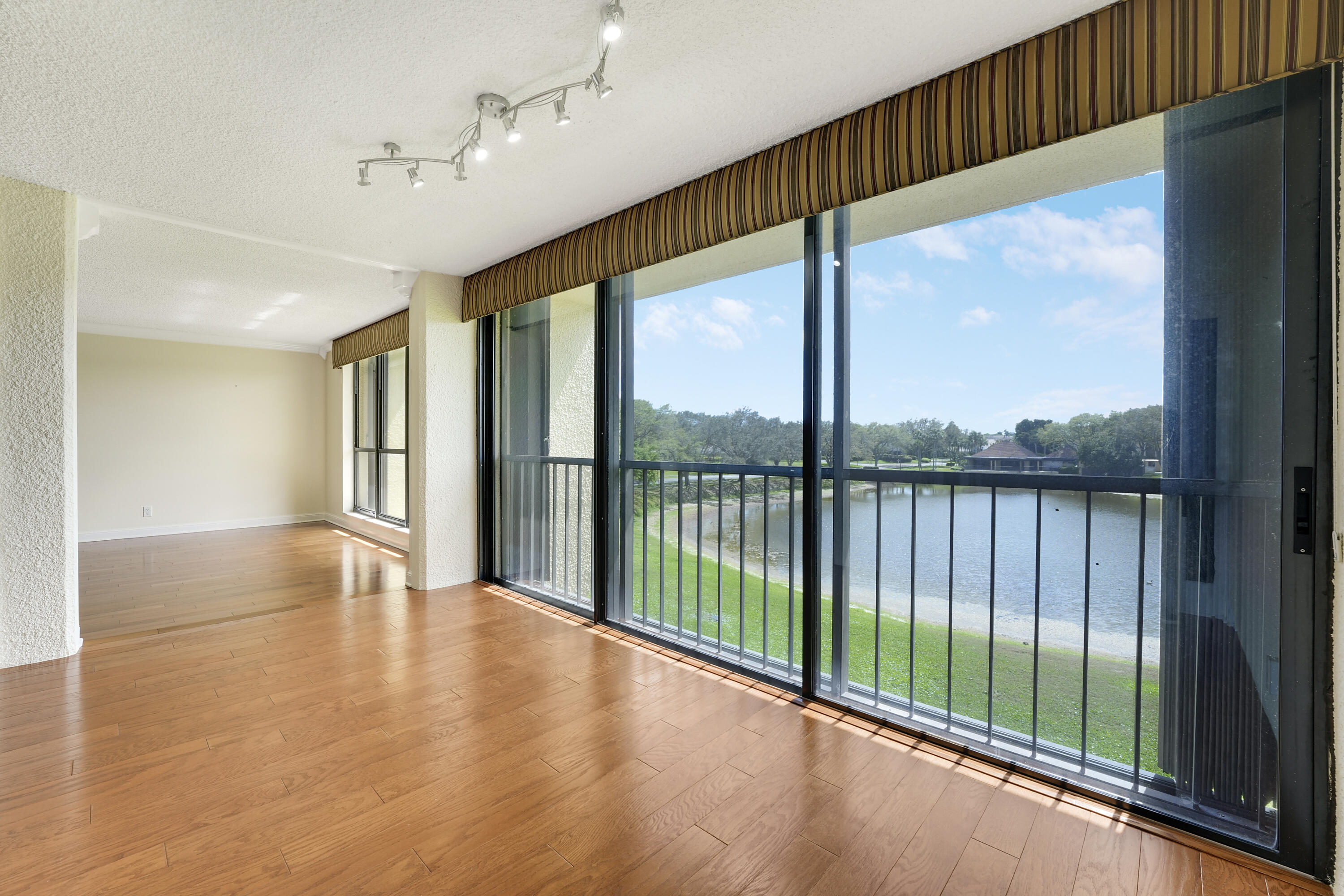 WOODLAND LAKES - Residential