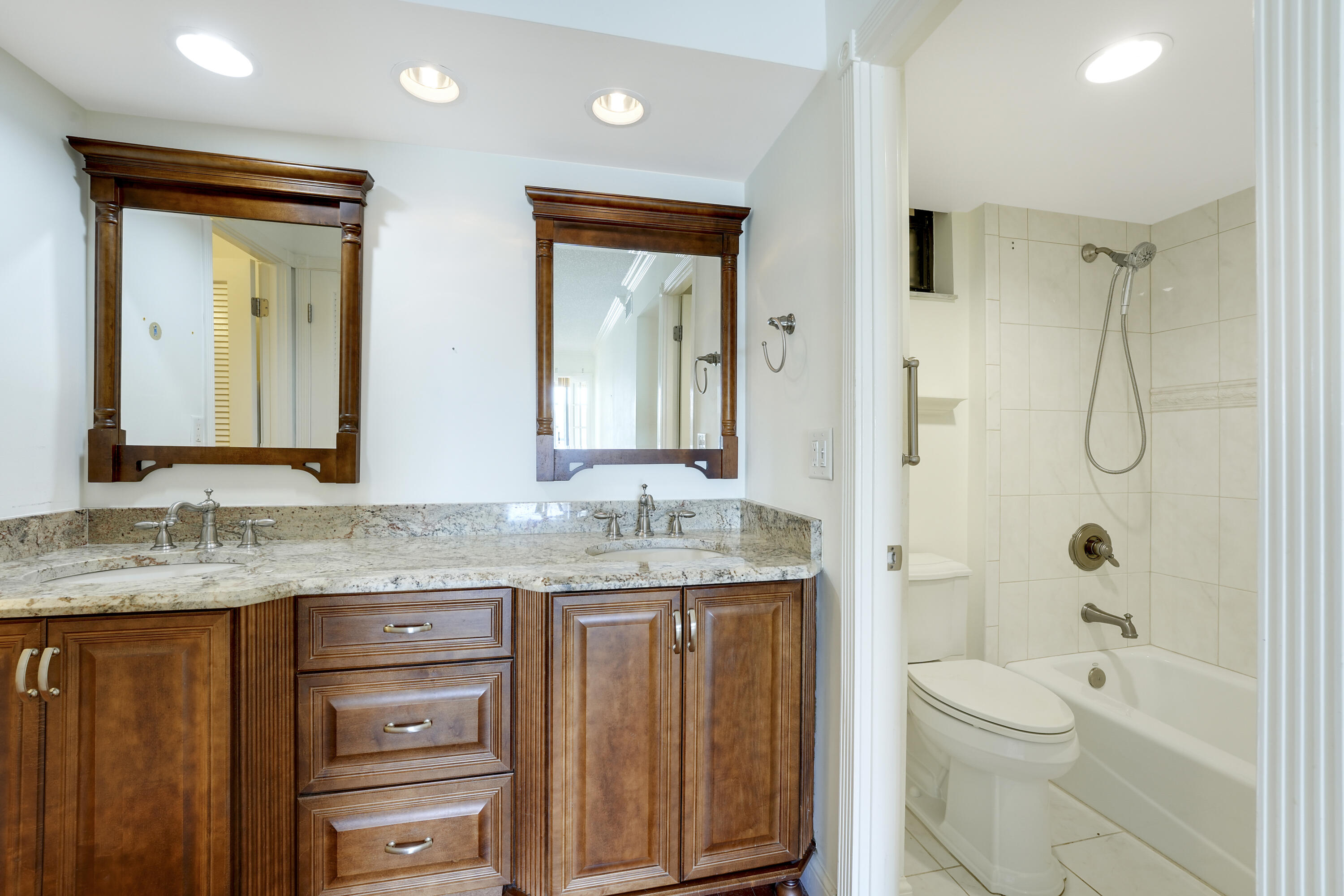 WOODLAND LAKES - Residential