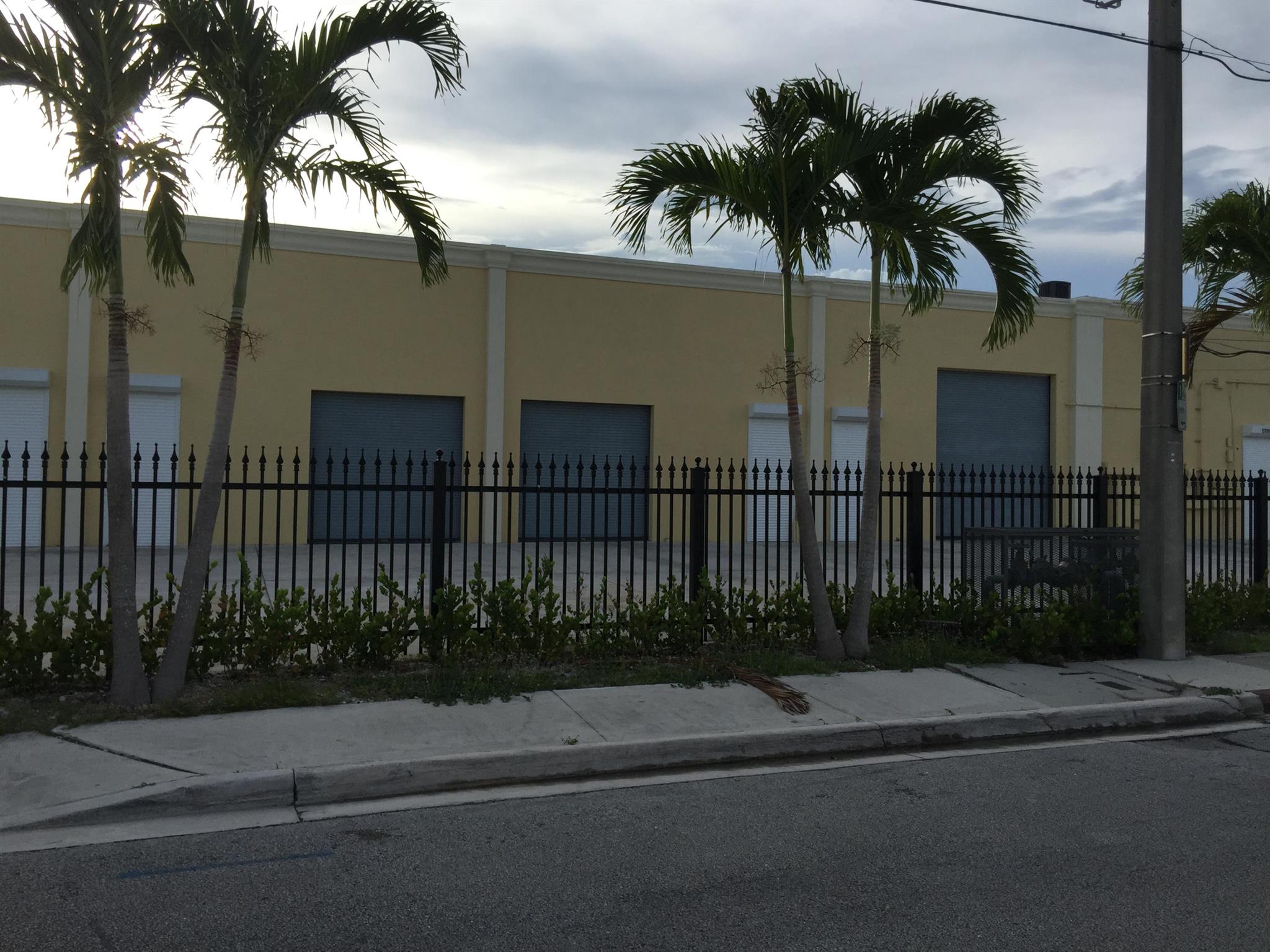 Building on Georgia Ave close to 95, and Palm Beach island Total of 6114 sq ft available or 2700 sq ft available 18' high ceilings , auto garage doors and auto storm shutters.No mechanic work or auto body shops permitted