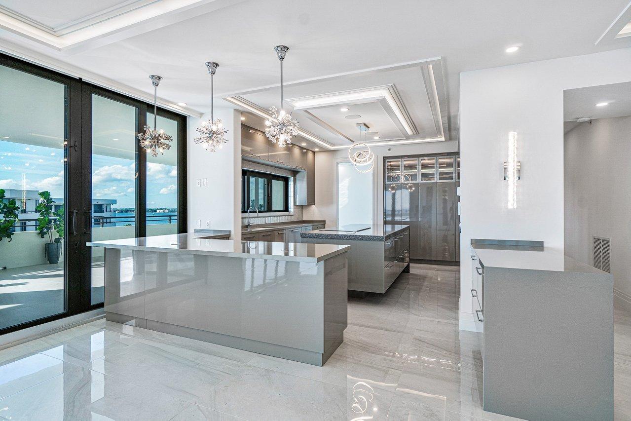 PALM BEACH HAMPTONCONDO DECL FILED 4-26-85-IN - Residential