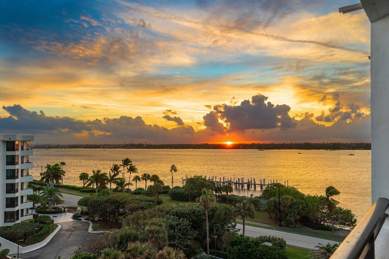 PALM BEACH HAMPTONCONDO DECL FILED 4-26-85-IN - Residential