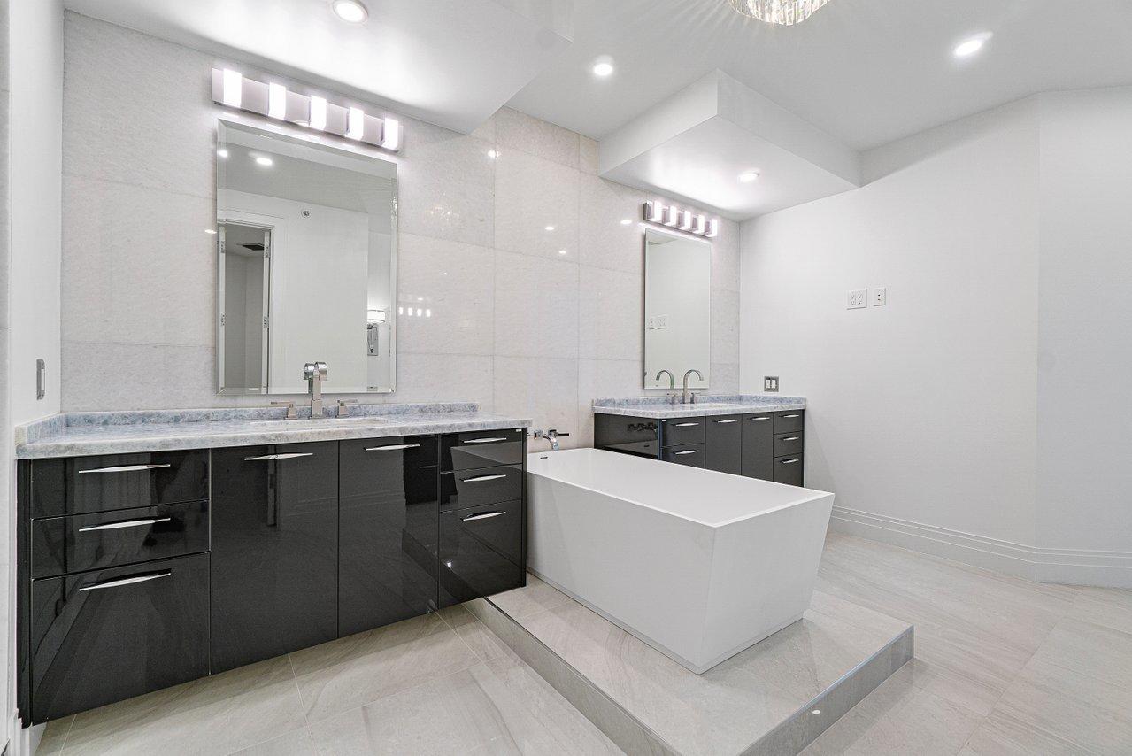 PALM BEACH HAMPTONCONDO DECL FILED 4-26-85-IN - Residential