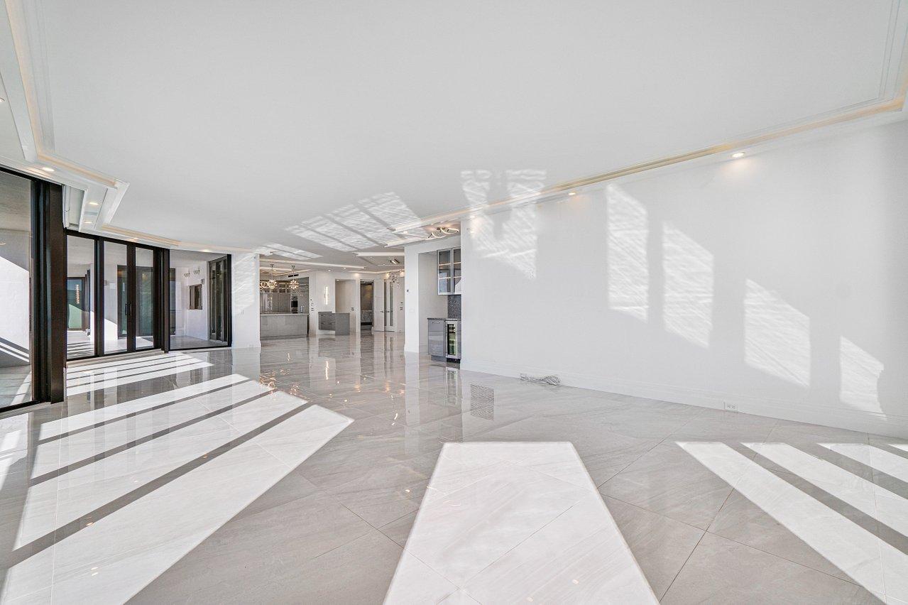 PALM BEACH HAMPTONCONDO DECL FILED 4-26-85-IN - Residential