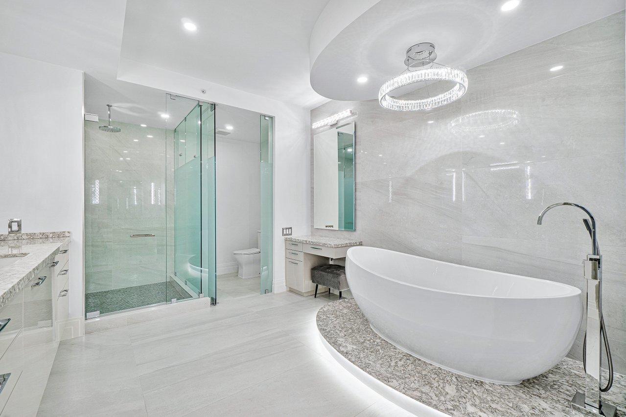 PALM BEACH HAMPTONCONDO DECL FILED 4-26-85-IN - Residential