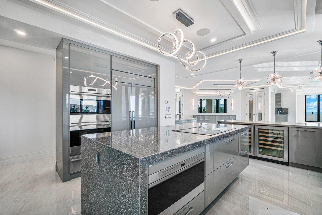 PALM BEACH HAMPTONCONDO DECL FILED 4-26-85-IN - Residential