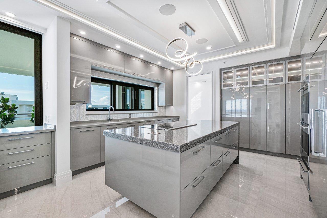 PALM BEACH HAMPTONCONDO DECL FILED 4-26-85-IN - Residential