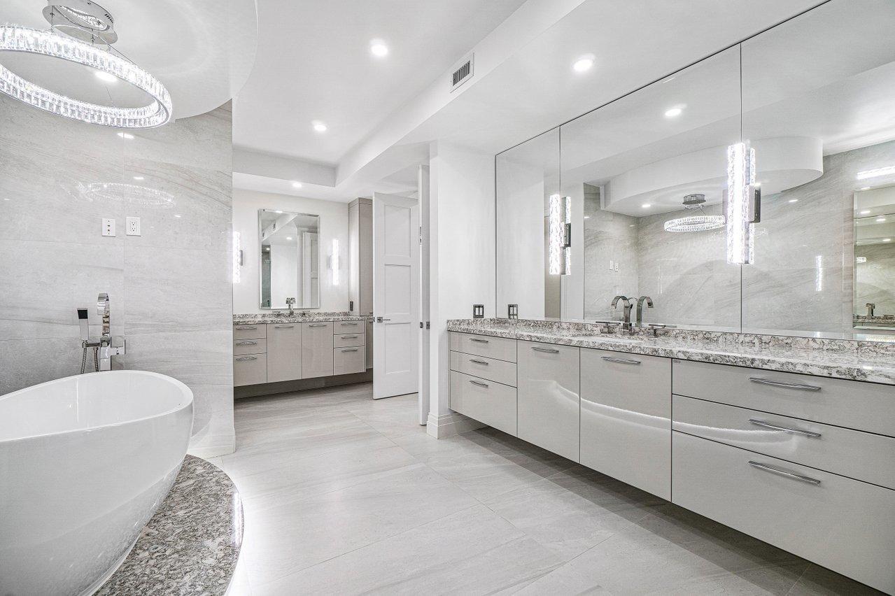 PALM BEACH HAMPTONCONDO DECL FILED 4-26-85-IN - Residential